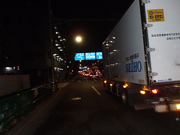 早朝から環八通りは渋滞中